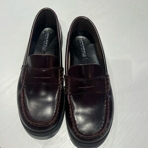Boys Sperry Penny Loafer. Size 3.5